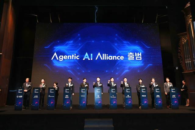 류제명(왼쪽 여섯 번째) 과학기술정보통신부 제2차관이 1일 오후 서울 서초구 엘타워에서 열린 ‘에이전틱 AI 얼라이언스 출범식’ 에서 조준희(왼쪽 일곱 번째) 한국인공지능소프트웨어산업협회장(국가인공지능전략위원회 산업AX생태계분과장) 등과 기념촬영하고 있다. 과기정통부 제공