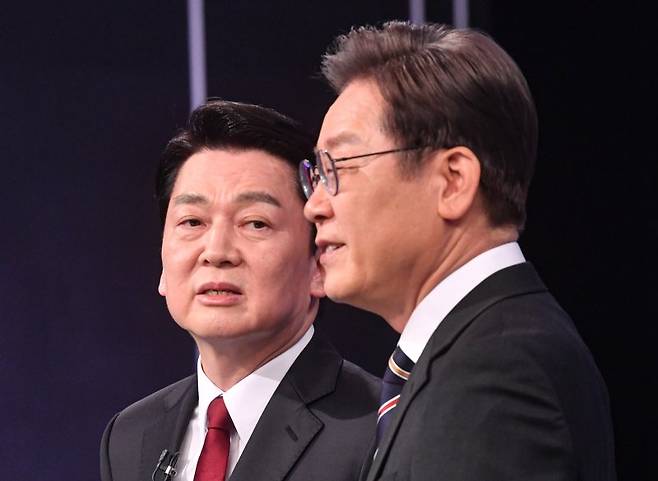 이재명 대통령이 더불어민주당 대선 후보 시절인 2022년 안철수 당시 국민의당 대선 후보와 서울 여의도 KBS 본관에서 열린 중앙선거방송토론위원회 주관 제20대 대통령선거 후보 초청 3차 법정 TV 토론회를 앞두고 대화하고 있다./사진=뉴스1