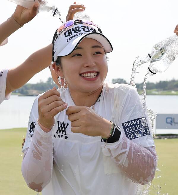 2026년 한국여자프로골프(KLPGA) 투어 '국내 개막전' 더 시에나 오픈에 출전하는 임진영 프로. 사진은 2026년 리쥬란 챔피언십에서 우승 축하 물세례를 받는 모습이다. 사진제공=KLPGA (사진을 무단으로 사용하지 마십시오.)