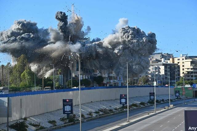 31일 레바논 수도 베이루트 고속도로 인근 빌딩이 이스라엘군의 폭격을 맞아 무너지는 모습. AFP 연합뉴스