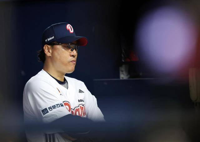 지난해 5월 21일 SSG 랜더스와의 홈경기에서 선수들의 플레이를 지켜보는 두산 이승엽 감독. 그는 성적 부진을 이유로 6월 자진 사퇴했다. 뉴시스