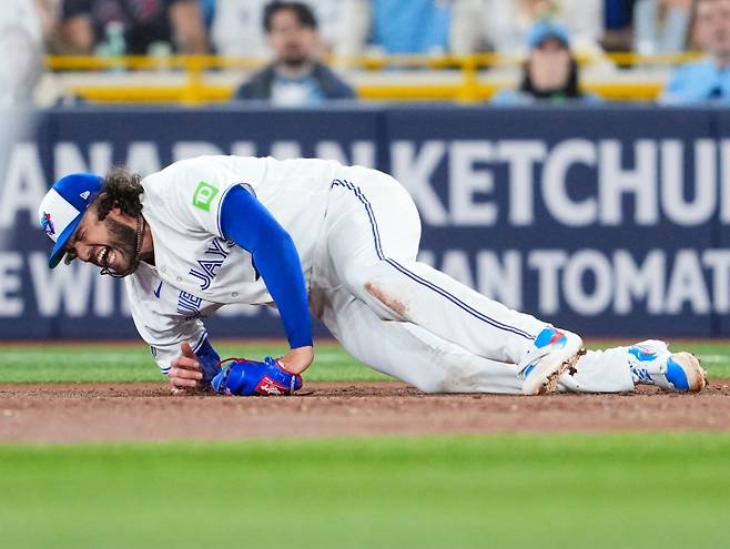 <yonhap photo-1952=""> TORONTO, CANADA - MARCH 30: Cody Ponce #66 of the Toronto Blue Jays falls to the ground with an injury during the third inning in their MLB game against the Colorado Rockies at the Rogers Centre on March 30, 2026 in Toronto, Ontario, Canada. Mark Blinch/Getty Images/AFP (Photo by MARK BLINCH / GETTY IMAGES NORTH AMERICA / Getty Images via AFP)/2026-03-31 09:34:46/ <저작권자 ⓒ 1980~2026 ㈜연합뉴스. 무단 전재 재배포 금지, AI 학습 및 활용 금지></yonhap>