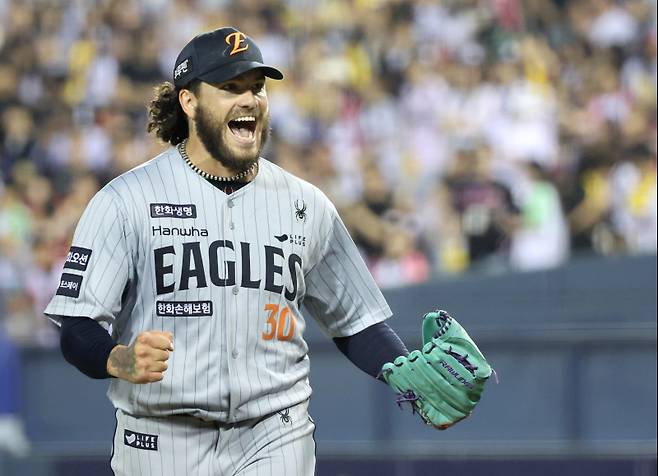 2025 KB0리그 프로야구 LG 트윈스와 한화 이글스의 경기가 28일 오후 서울 잠실야구장에서 열렸다. 6회말 2사 2루 폰세가 오스틴을 외야 뜬공으로 처리한 후 기뻐하고 있다. 잠실=김민규 기자 /2025.05.28/