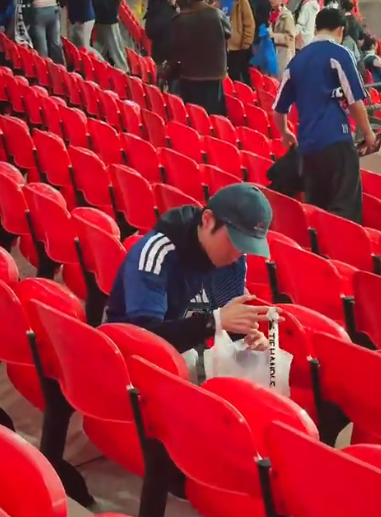 웸블리 스타디움에서 쓰레기를 줍는 일본 축구 팬들. 사진=x 캡처