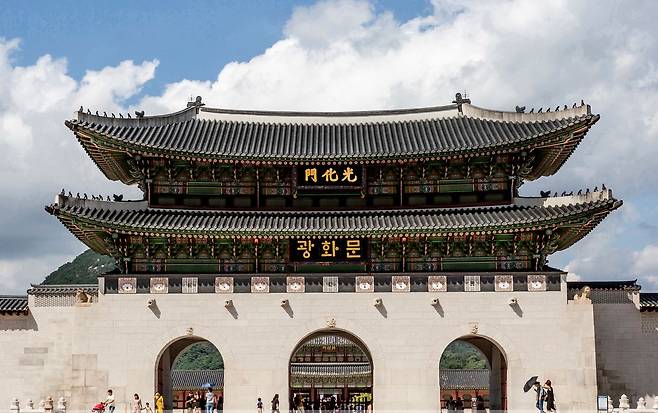 광화문에 기존 현판 외에 한글 현판을 추가로 설치할 경우를 예시한 '광화문 훈민정음체 한글현판 국민모임' 측 제작 이미지. 사진 광화문 훈민정음체 한글현판 국민모임