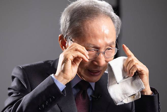 이명박 전 대통령이 중앙일보와의 단독 인터뷰 도중 손수건을 꺼내 눈가를 닦고 있다. 권혁재 사진전문기자