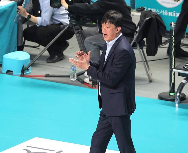 플레이오프 2차전에서 선수들에게 박수를 보내는 이영택 GS칼텍스 감독. 연합뉴스