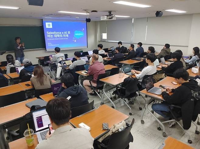 AI 기반 창업 방법론을 수강 중인 서울대 전공생 등 50명이 글로벌 플랫폼 슬랙(Slack)의 특강을 경청하고 있다. / 제공=서울대