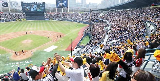 지난 3월 29일 서울 잠실야구장에서 열린 프로야구 2026 KBO리그 kt wiz와 LG 트윈스의 경기에서 관중들이 응원전을 펼치고 있다. /연합뉴스