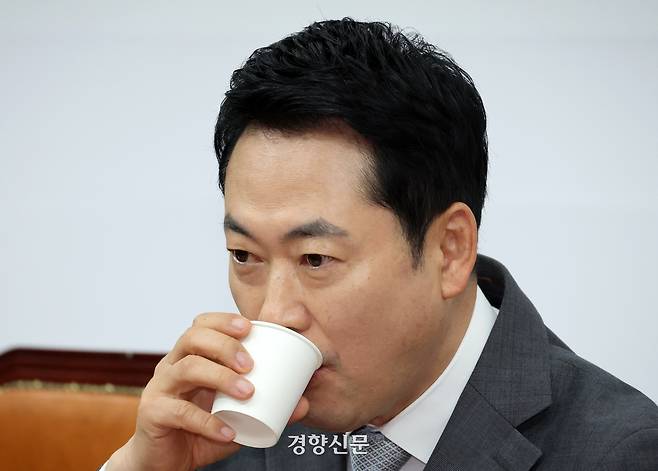 장동혁 국민의힘 대표가 1일 국회에서 열린 정책공모전 ‘국민의 아이디어, 정책이 됩니다’ 시상식에서 무거운 표정으로 물을 마시고 있다. 박민규 선임기자