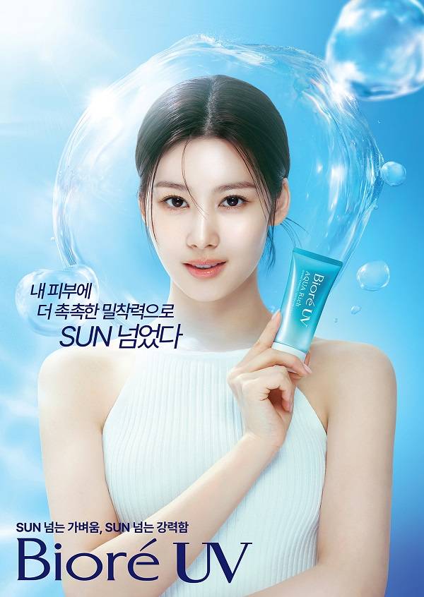 스킨케어 브랜드 비오레가 트와이스 사나를 모델로 발탁했다.