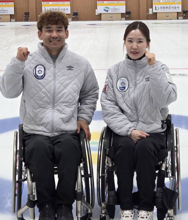 ‘2026 밀라노·코르티나담페초 동계 패럴림픽’ 휠체어컬링 믹스더블에서 은메달을 합작한 경기도장애인체육회 백혜진(오른쪽)과 이용석이 1일 의정부컬링장서 열린 기자간담회서 기념촬영을 하고 있다.임창만기자