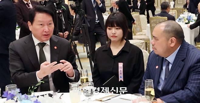 최태원 대한상공회의소 회장 겸 SK그룹 회장과 판두 샤리르 다난타라 최고투자책임자(CIO)가 1일 청와대에서 열린 이재명 대통령 주최 프라보워 수비안토 인도네시아 대통령 국빈 방한 환영 오찬에서 대화하고 있다. 2026.04.01. 청와대사진기자단 김호영기자