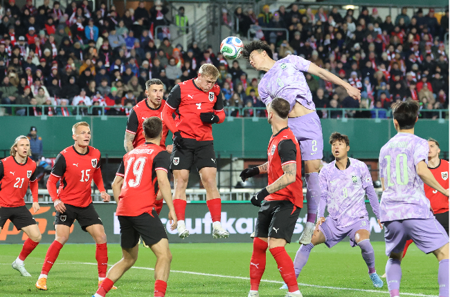 헤딩슛 시도하는 이한범. 사진=연합뉴스 제공