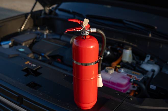 건조한 날씨와 엔진 과열로 인한 화재 위험도 커 차량용 소화기도 비치해야 한다. /사진=클립아트코리아