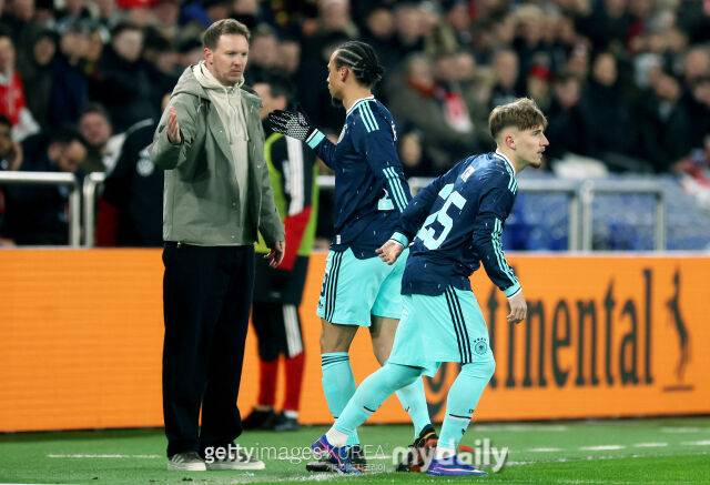 율리안 나겔스만 감독(왼쪽)이 르로이 사네와 하이파이브하고 있다./게티이미지코리아