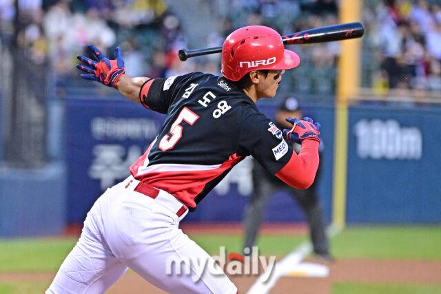 31일 서울 잠실야구장에서 열린 '2026 신한 SOL BANK KBO리그' LG 트윈스와 KIA 타이거즈 경기. KIA 김도영이 1회초 1사 2루에 1타점 선제 적시타를 치고 있다./잠실=한혁승 기자 hanfoto@mydaily.co.kr