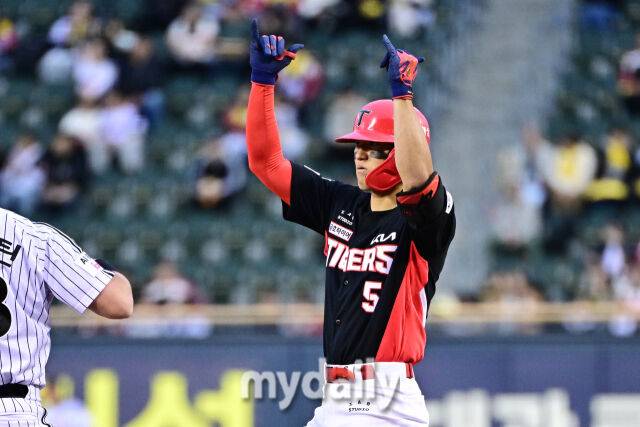 31일 서울 잠실야구장에서 열린 '2026 신한 SOL BANK KBO리그' LG 트윈스와 KIA 타이거즈 경기. KIA 김도영이 1회초 1사 2루에 1타점 선제 적시타를 친 후 기뻐하고 있다./잠실=한혁승 기자 hanfoto@mydaily.co.kr