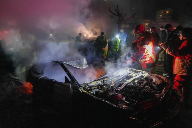 ▲3월 31일(현지시간) 레바논 수도 베이루트에서 발생한 이스라엘의 표적 공격으로 파괴된 차량 주변에서 구조대원들이 수습 작업을 벌이고 있다.ⓒREUTERS=연합뉴스