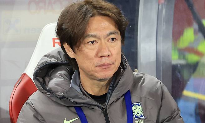 홍명보 대한민국 축구 국가대표팀 감독이 31일(현지시간) 오스트리아 빈 에른스트 하펠 스타디움에서 열린 오스트리아와 평가전에서벤치에 앉아 경기 시작을 기다리고 있다. 빈=연합