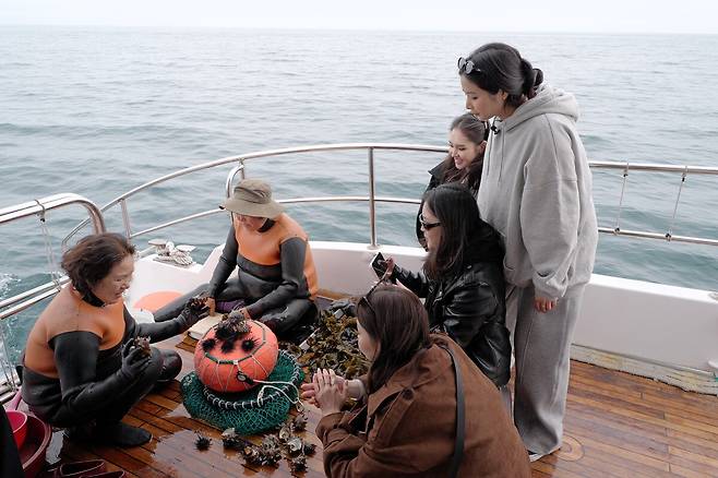 제주에서 ‘4인 4색 제주 여행’을 테마로 한 몽골 TV 인기 예능 프로그램을 촬영 중인 몽골 여성 톱스타 4인방이 3월 29일 제주시 도두항 무지개요트 선상에서 해녀와 함께 승선 체험하고 있다. ㈜김경선 케이스퀘어즈 제공