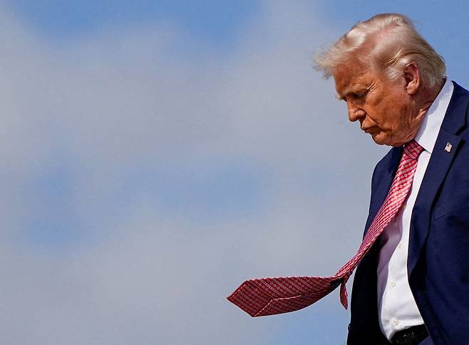 도널드 트럼프 미 대통령이 27일(현지 시간) 플로리다주 마이애미에 도착해 에어포스원에서 내려오고 있다. 로이터연합뉴스