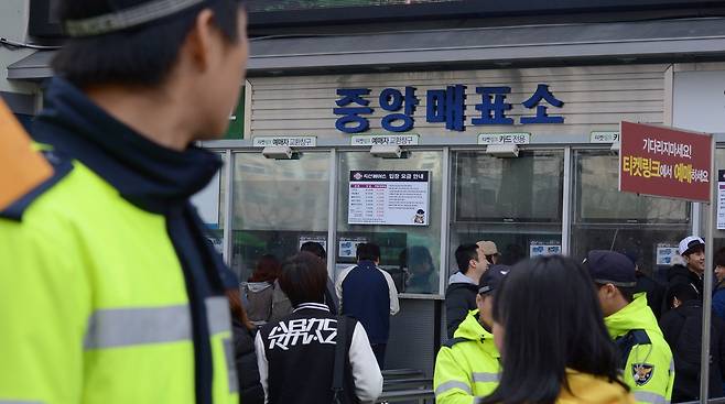 문체부가 프로야구 암표 거래 의심 게시물 186건에 대한 경찰 수사를 의뢰했다. 잠실구장서 암표 단속에 나선 경찰. 뉴시스