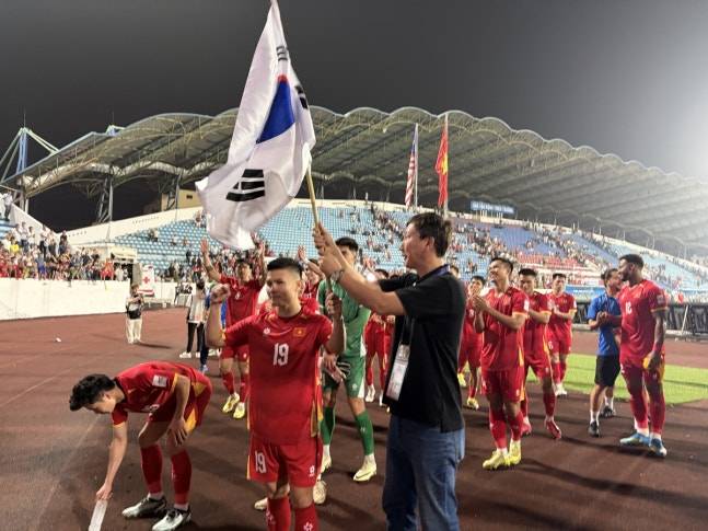 태극기를 들고 기뻐하는 김상식(가운데) 감독의 모습. /사진=디제이매니지먼트 제공