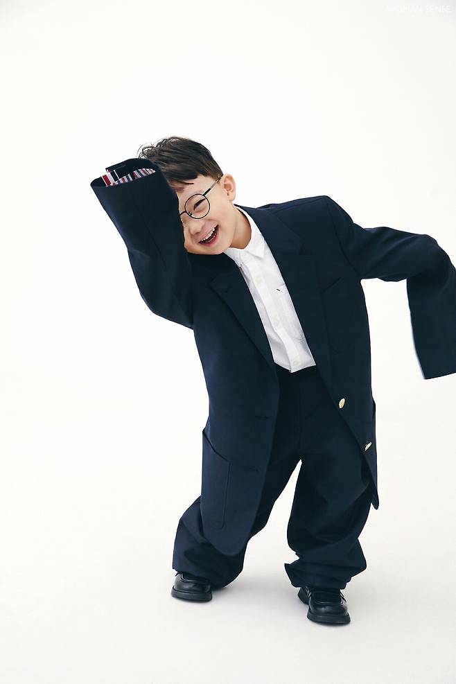 슈트 톰브라운, 셔츠 자라 키즈, 안경 플럼, 로퍼 스타일리스트 소장품