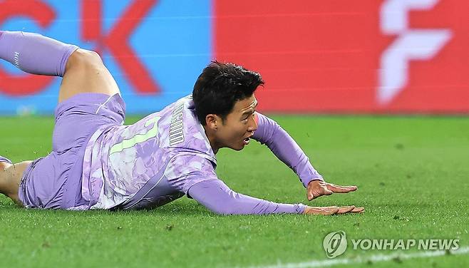 손흥민이 자신을 향한 기량 하락 의견에 동의하지 않았다. 창피한 행동 하지 않았다며 아직 녹슬지 않았음을 알렸다. 손흥민은 1일 오스트리아와의 한국 대표팀 원정 경기 직후 취재진과의 인터뷰에서 기량이 떨어진 것 아니냐는 의견에 '난 그렇게 생각하지 않는다. 어느 순간 내가 기량이 떨어지고 내려놔야 할 땐 내가 냉정하게 내려놓겠다. 내가 많은 골을 넣었고 당연히 기대감이 높은 것은 잘 알고 있다'고 했다. 이어 '지금 나쁘지 않다. 그러다가 내가 골 넣으면 어떤 얘기가 나올지 궁금하다. 토트넘에서도 10경기 못 넣은 적이 있고 그렇다. 스스로 창피한 행동하지 않았다. 부족하다고 생각하면 누구보다 냉정하게 했다'고 덧붙였다. 연합뉴스