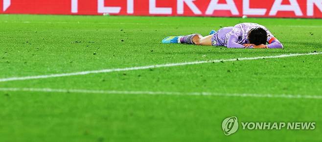 손흥민이 자신을 향한 기량 하락 의견에 동의하지 않았다. 창피한 행동 하지 않았다며 아직 녹슬지 않았음을 알렸다. 손흥민은 1일 오스트리아와의 한국 대표팀 원정 경기 직후 취재진과의 인터뷰에서 기량이 떨어진 것 아니냐는 의견에 '난 그렇게 생각하지 않는다. 어느 순간 내가 기량이 떨어지고 내려놔야 할 땐 내가 냉정하게 내려놓겠다. 내가 많은 골을 넣었고 당연히 기대감이 높은 것은 잘 알고 있다'고 했다. 이어 '지금 나쁘지 않다. 그러다가 내가 골 넣으면 어떤 얘기가 나올지 궁금하다. 토트넘에서도 10경기 못 넣은 적이 있고 그렇다. 스스로 창피한 행동하지 않았다. 부족하다고 생각하면 누구보다 냉정하게 했다'고 덧붙였다. 연합뉴스