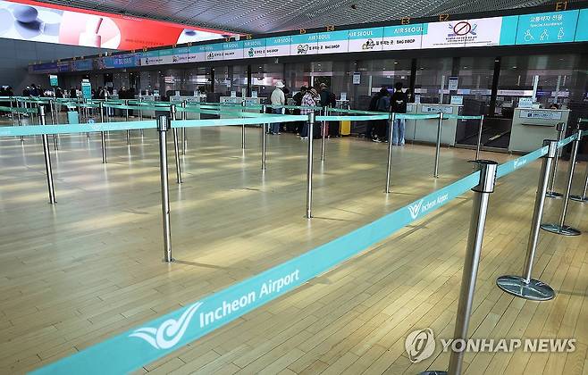 중동발 위기에 유류할증료 최대 3배 이상 올라 (영종도=연합뉴스) 김주형 기자 = 중동 전쟁발 대외환경 악화에 국내 최대 항공사인 대한항공과 계열 저비용항공사(LCC)인 진에어, 에어부산, 에어서울 등이 전사 비상경영 체제에 돌입 했다. 1일 인천국제공항 카운터가 평소보다 한가하다.
국제유가가 치솟으면서 이번 달 발권하는 항공권에 부과되는 유류할증료도 전달과 비교해 일제히 최대 3배 이상 뛰어올랐다. 2026.4.1 kjhpress@yna.co.kr