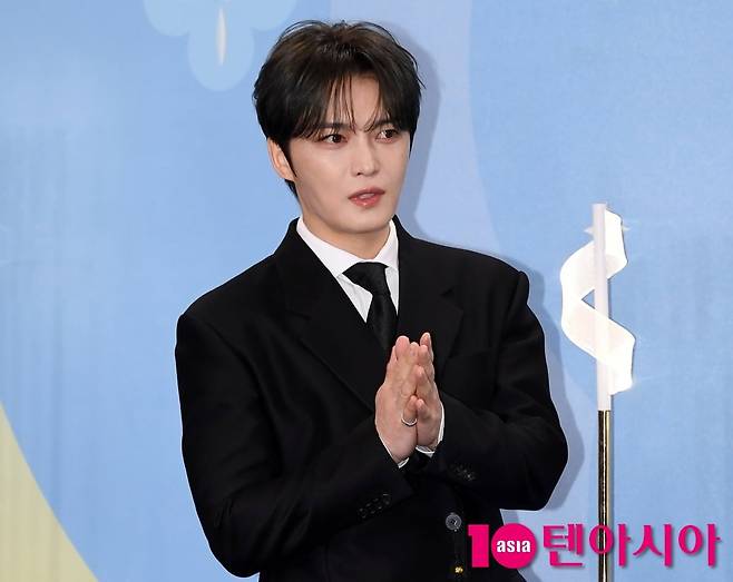 가수 김재중 취재진을 향해 인사하고 있다. / 사진=텐아시아DB