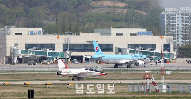 무안국제공항 운영 중단이 장기화되면서 광주·전남 지역의 항공 접근성 문제가 다시 수면 위로 떠오르고 있다. 시민들은 인천공항을 이용하기 위해 장시간 이동과 높은 비용을 감수하고 있지만, 뚜렷한 대안은 마련되지 않은 상황이다. 사진은 광주공항 모습. /남도일보 DB