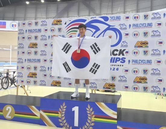 '2026 아시아 장애인 트랙 사이클 선수권대회'에서 2관왕을 달성한 정재섭이 태극기를 들고 기념촬영을 하고 있다. 사진=진주시