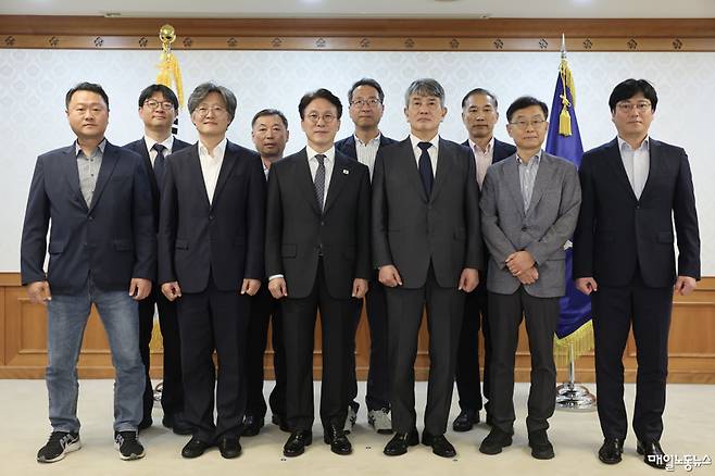 ▲ 김민석 국무총리가 지난해 9월22일 정부서울청사에서 열린 '발전산업 고용안전·정의로운 전환 협의체'위촉식에서 민간위원들에게 위촉장을 전달하고 있다. <국무조정실 국무총리비서실>