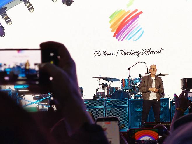 지난달 31일 쿠퍼티노에서 개최된 창립 50주년 기념 콘서트 무대에 오른 팀 쿡 애플 CEO. (사진=애플)