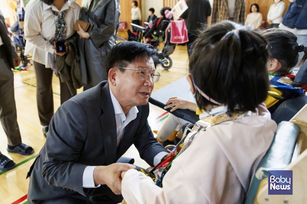 몸을 낮추고 한국우진학교 학생들과 인사를 하는 박강수 마포구청장. ⓒ마포구