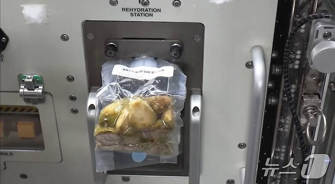 재수화 장치에서 동결건조 우주식에 물을 주입하는 모습. 우주비행사들은 이 방식으로 식사를 준비한다. (NASA 유튜브 갈무리)