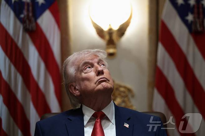 도널드 트럼프 미국 대통령이 26일(현지시간) 내각회의 참석 도중 위쪽을 응시하고 있다. 2026.3.26 ⓒ 로이터=뉴스1