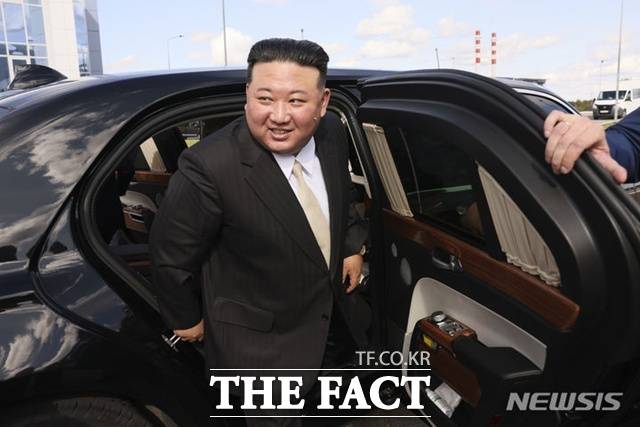 미국·이스라엘과 이란 간 전쟁이 한 달을 넘긴 상황에서 북한과 이란의 축적된 군사 기술과 네트워크를 바탕으로 한 비공개 협력 가능성에 관심이 쏠린다. 사진은 김정은 북한 국무위원장이 2023년 9월 13일(현지시각) 블라디미르 푸틴 러시아 대통령과 회담하기 위해 러시아 아무르주 보스토치니 우주기지에 도착했던 모습. /뉴시스, AP