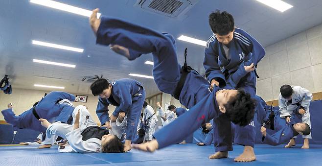 지난 2월 말 강원도 정선군 사북읍 사북중·고 체육관에서 지역 유도부 학생 30여명이 업어치기 훈련을 하고 있다. 1980년대 석탄 채굴로 번성했던 사북읍은 탄광이 문을 닫은 뒤 인구가 급격히 줄고, 학교 존립까지 위협받게 됐다. 하지만 초등학교부터 중·고등학교로 일관성 있게 선수를 육성하는 유도부가 맹활약하면서 학생 유출을 막고 지역에도 활력이 돌고 있다. /김지호 기자