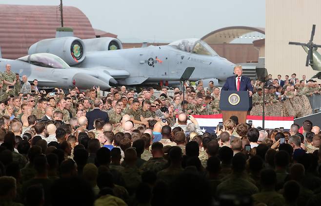 2019년 6월 28일 도널드 트럼프 미국 대통령이 경기 평택시 오산 공군기지에서 주한 미군에게 격려 연설을 하고 있다. 트럼프 대통령 뒤쪽으로 F-16 전투기와 A-10 대지 공격기 등 미군 장비들이 진열돼 있다. /뉴시스
