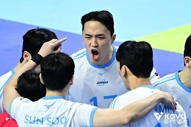 대한항공 임동혁(가운데)이 2일 인천 계양체육관에서 열린 프로배구 남자부 챔피언결정전 1차전에서 현대캐피탈을 상대로 득점에 성공한 뒤 환호하고 있다. 대한항공은 이날 3-2로 승리하며 ‘트레블’을 향한 순항을 시작했다. 한국배구연맹(KOVO) 제공