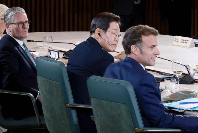 이재명 대통령이 지난해 6월 17일 캐나다 앨버타주 캐내내스키스 주요 7개국(G7) 정상회의장에서 업무 오찬을 겸해 열린 확대 세션에서 에마뉘엘 마크롱 프랑스 대통령과 함께 참석해 있다. 왕태석 선임기자