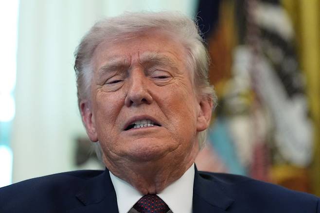 도널드 트럼프 미국 대통령이 지난달 31일(현지시간) 백악관에서 진행된 행정명령 서명식에서 기자들의 질문에 답하며 곤란한 표정을 짓고 있다. AP=연합뉴스