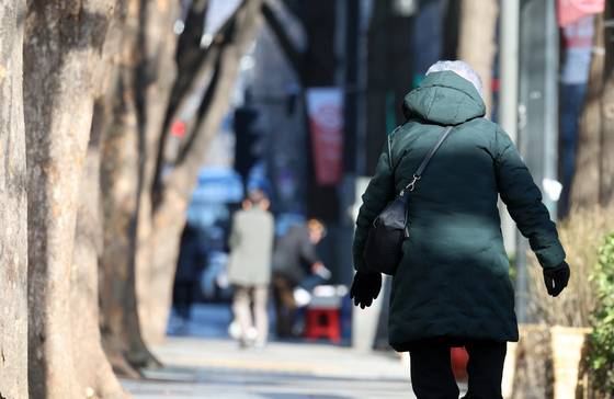 지난 1월 2일 서울 종로구에서 한 노인이 이동하고 있다. 뉴스1