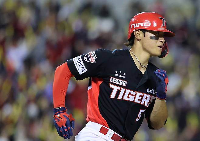 만루 헛스윙 삼진으로 받은 비난을 다음 경기에서 만회한 김도영. 뉴스1