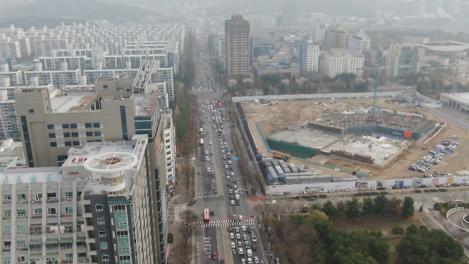 지난달 31일 대전 도심에 출근 시간대 차들이 길게 늘어서 있다.