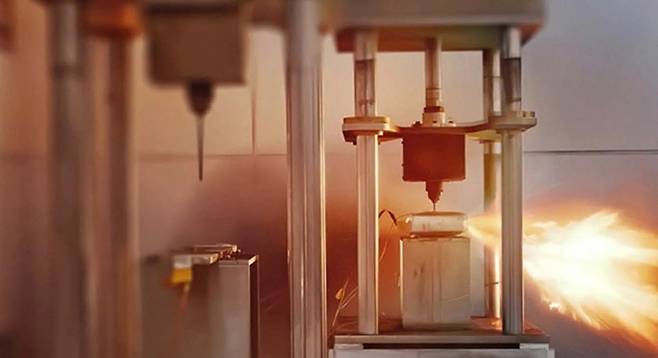 BYD 블레이드 배터리의 못 관통 테스트, 표면 온도는 30~60°C에 불과했고, 화재나 연기가 나지 않았다 / © BYD